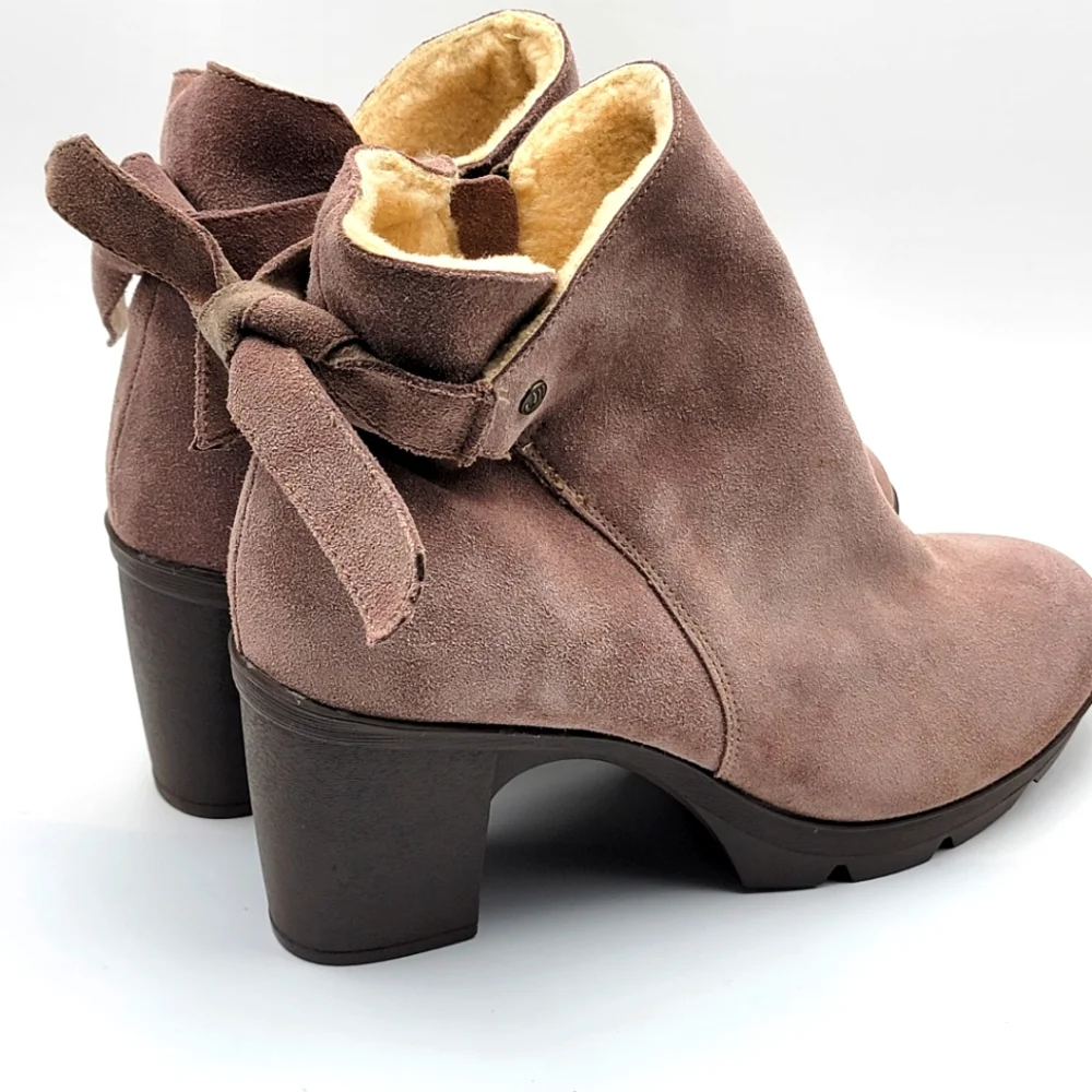 BearPaw features women